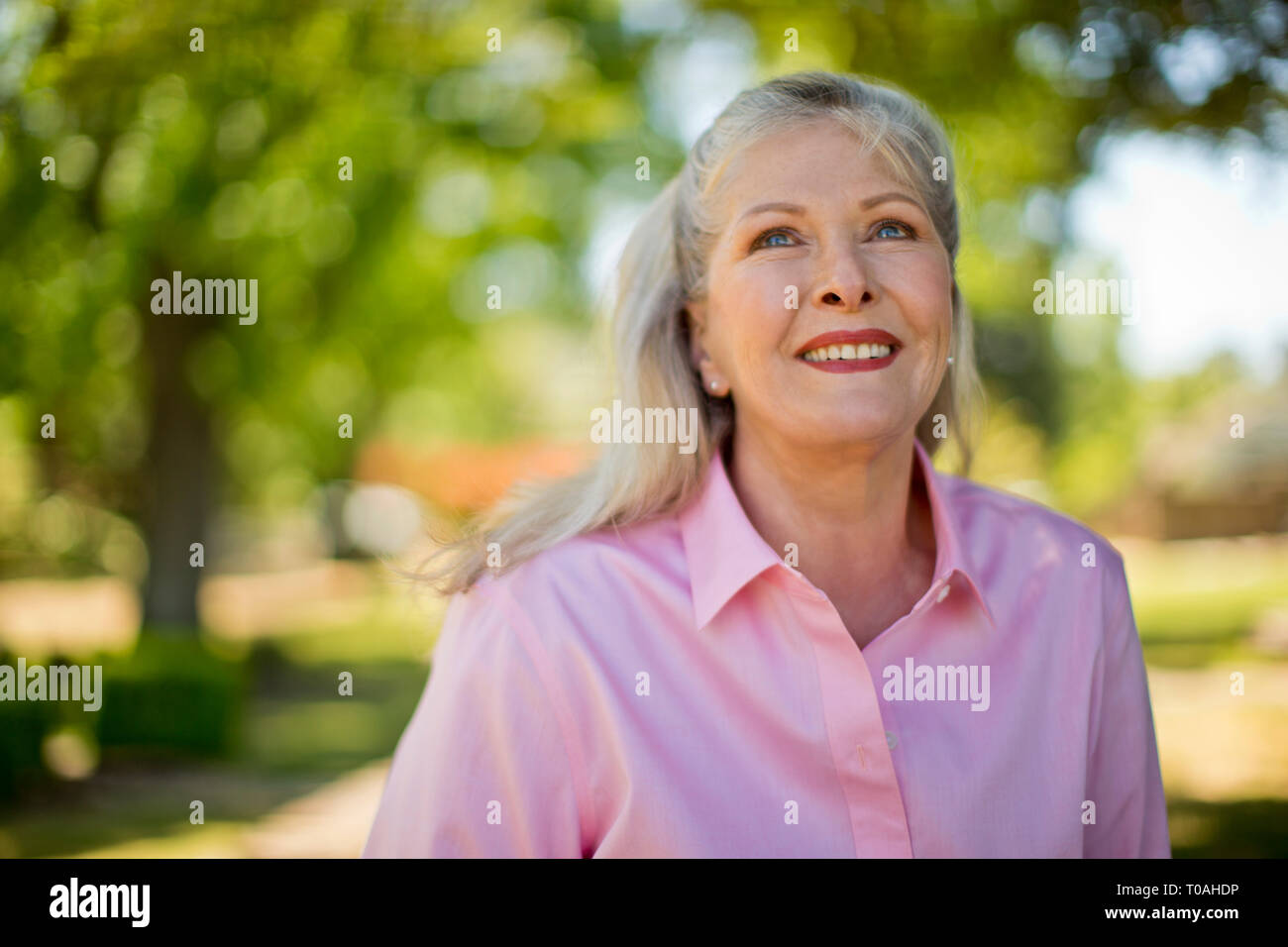 Lächelnd senior Frau entlastet. Stockfoto