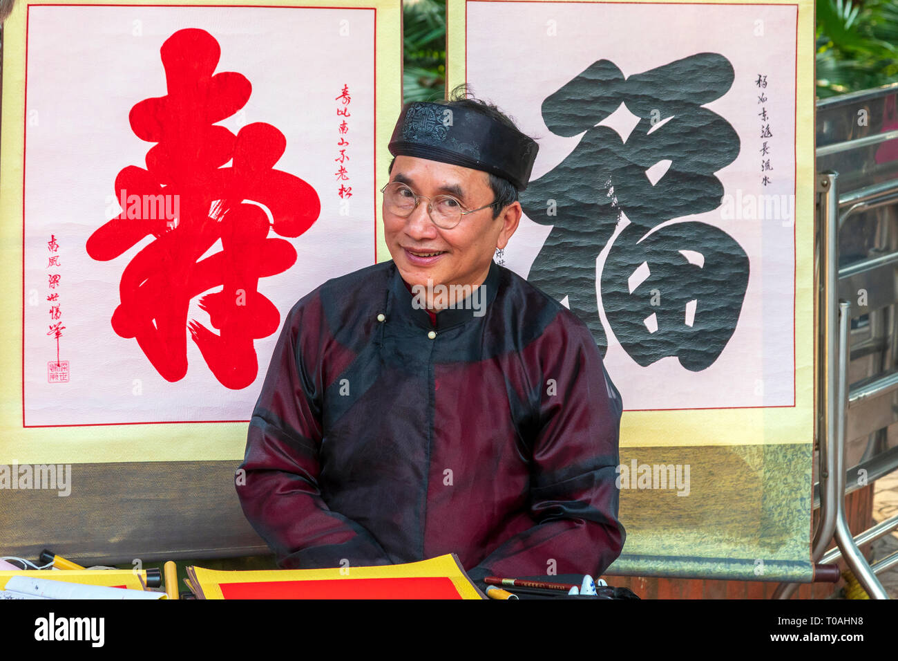 Mann Schreiben Poster Wollen Menschen Ein Gluckliches Neues Jahr Altstadt Hanoi Vietnam Asien Stockfotografie Alamy