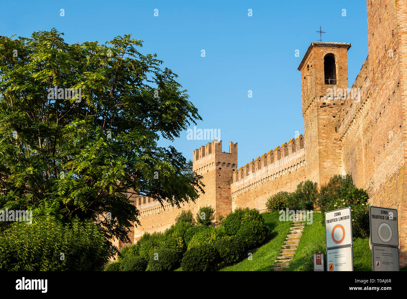 Das Castello di Gradara ist eine mittelalterliche Festung, die in der Stadt von Gradara, Marken, in Italien befindet. Provinz von Pesaro und Urbino, Italien Stockfoto