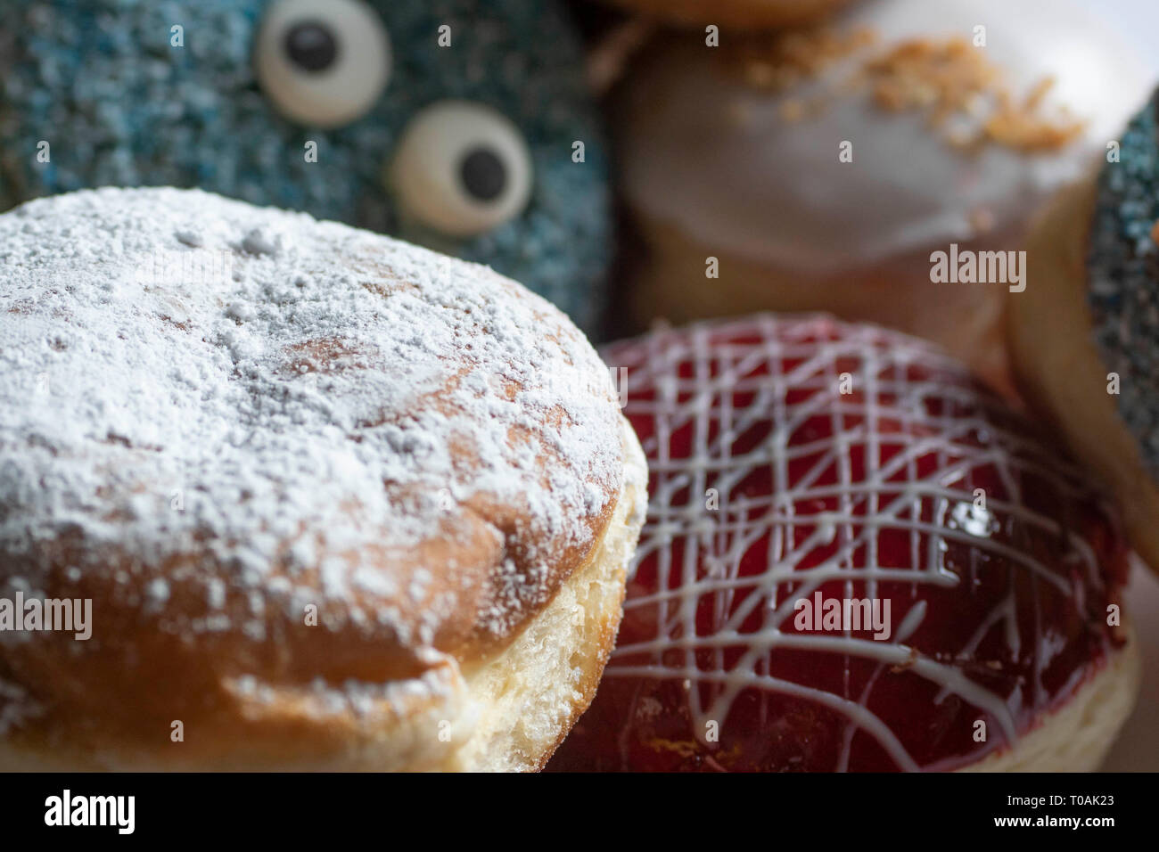 Leckere frisch gebackene Berliner mit verschiedenen Toppings Stockfoto