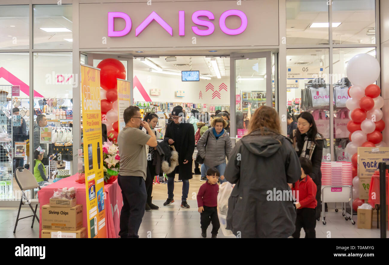 Die Käufer Schlange die Neue Daiso store in der Skyview Mall in Flushing in New York am Samstag, den 9. März 2019. Die beliebten Dollar Store hat 2800 Standorte in Japan und 60 in den USA mit diesem, ihrem ersten Ostküste Außenposten. (Â© Richard B. Levine) Stockfoto