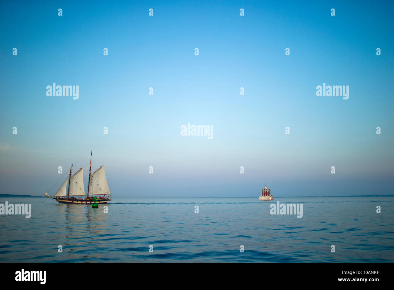 Kleines Segelschiff auf dem Ozean. Stockfoto