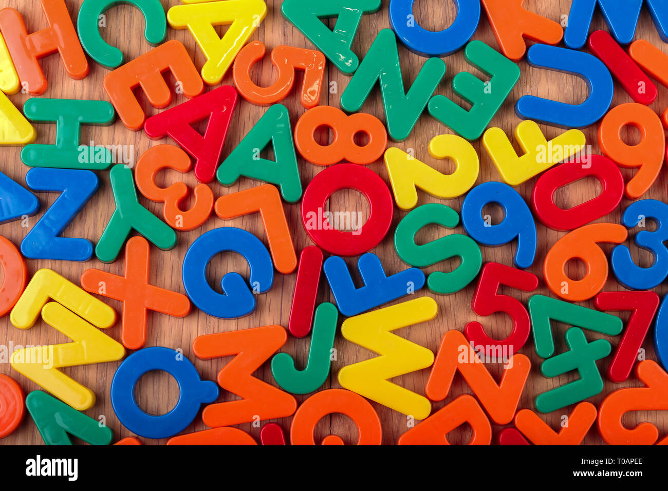 Satz farbiger Kunststoff Buchstaben und Zahlen. Stockfoto