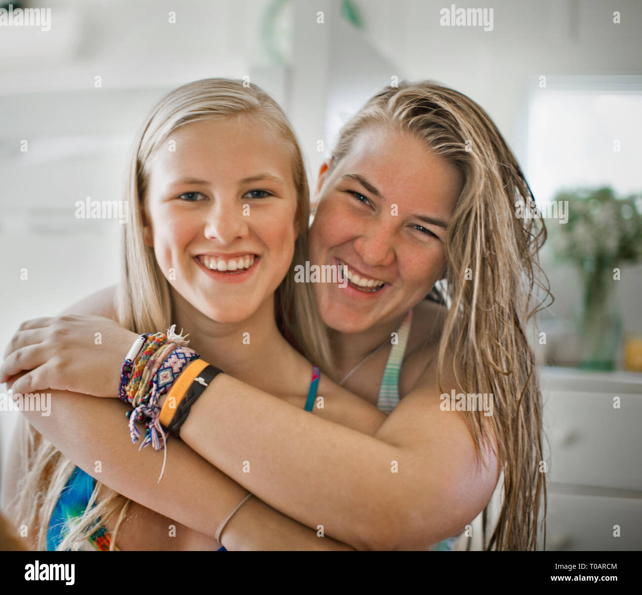 Portrait von zwei lächelnde junge Schwestern in ihrem Schlafzimmer. Stockfoto