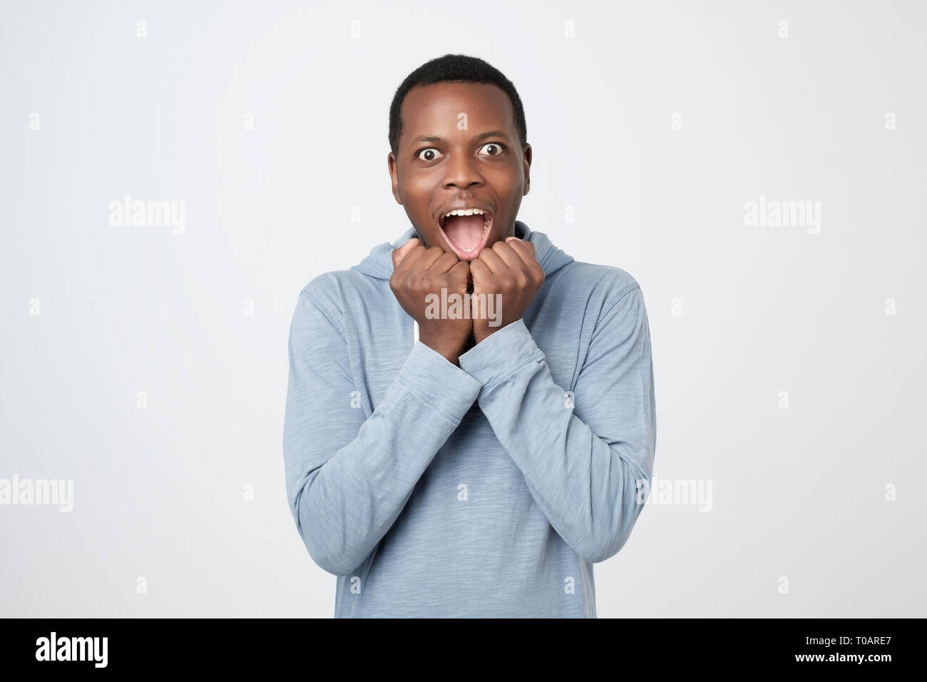 Glück glücklich afrikanischer Mann als Sieger ballt Fäuste, freut sich Triumph Stockfoto