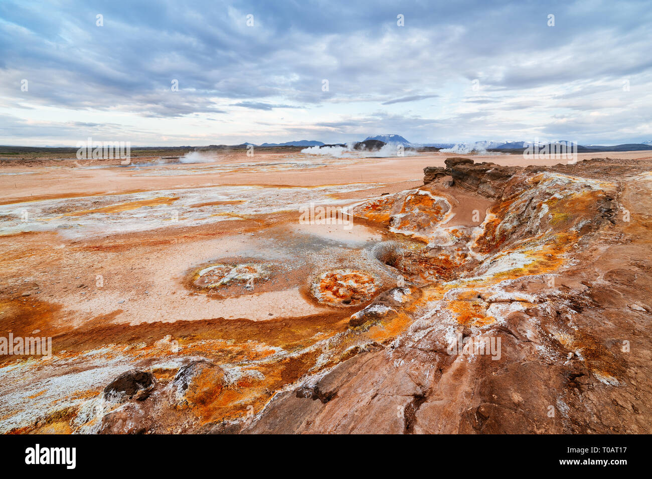 Fantastische Landschaft mit Bodenerosion in der namafjall geothermalen Tal in Island. Bewölkter Tag Stockfoto