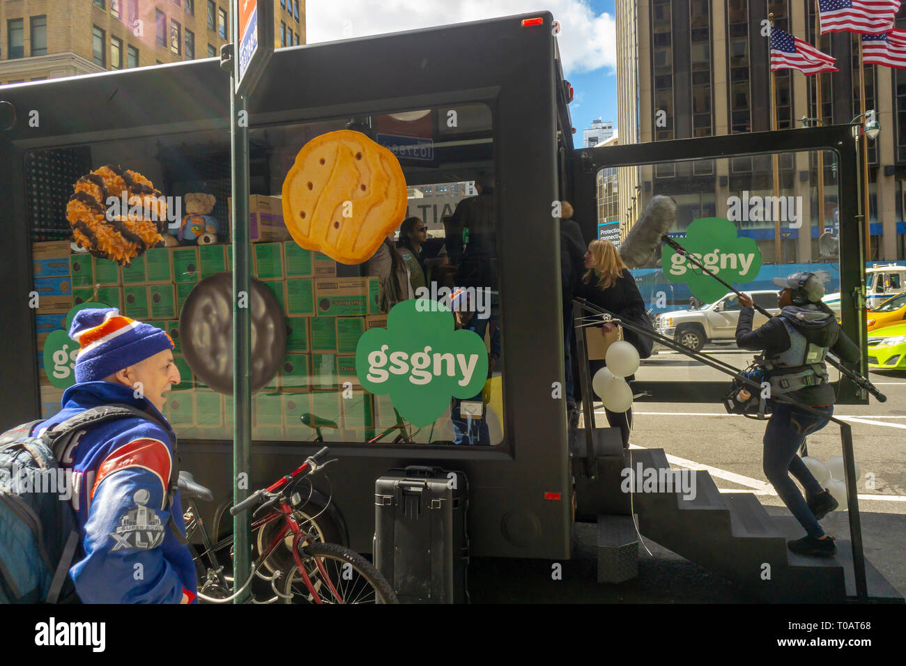 Intrepid Girl Scout Cookies Liebhaber trotzen dem Winter Wetter Cookies von der Pfadfinderinnen Cookie Fahrzeug in der Nähe der Pennsylvania Station in New York geparkt am Samstag, 16. März 2019 zu kaufen. Der Lkw wird Anhalten in den fünf Bezirken bringen Dünne Münzprägeanstalten, S'mores und andere leckere Cookies zu New Yorker. (Â© Richard B. Levine) Stockfoto