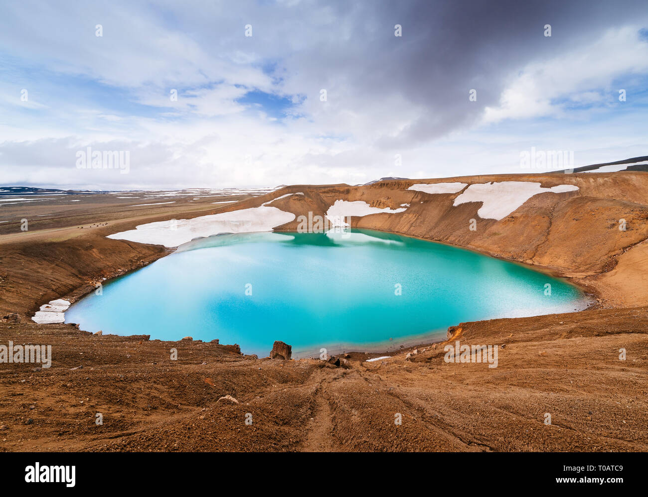 Caldera Vulkan mit türkisfarbenem Wasser. See Krafla, eine touristische Attraktion von Island. Geothermale tal Leirhnjukur Stockfoto