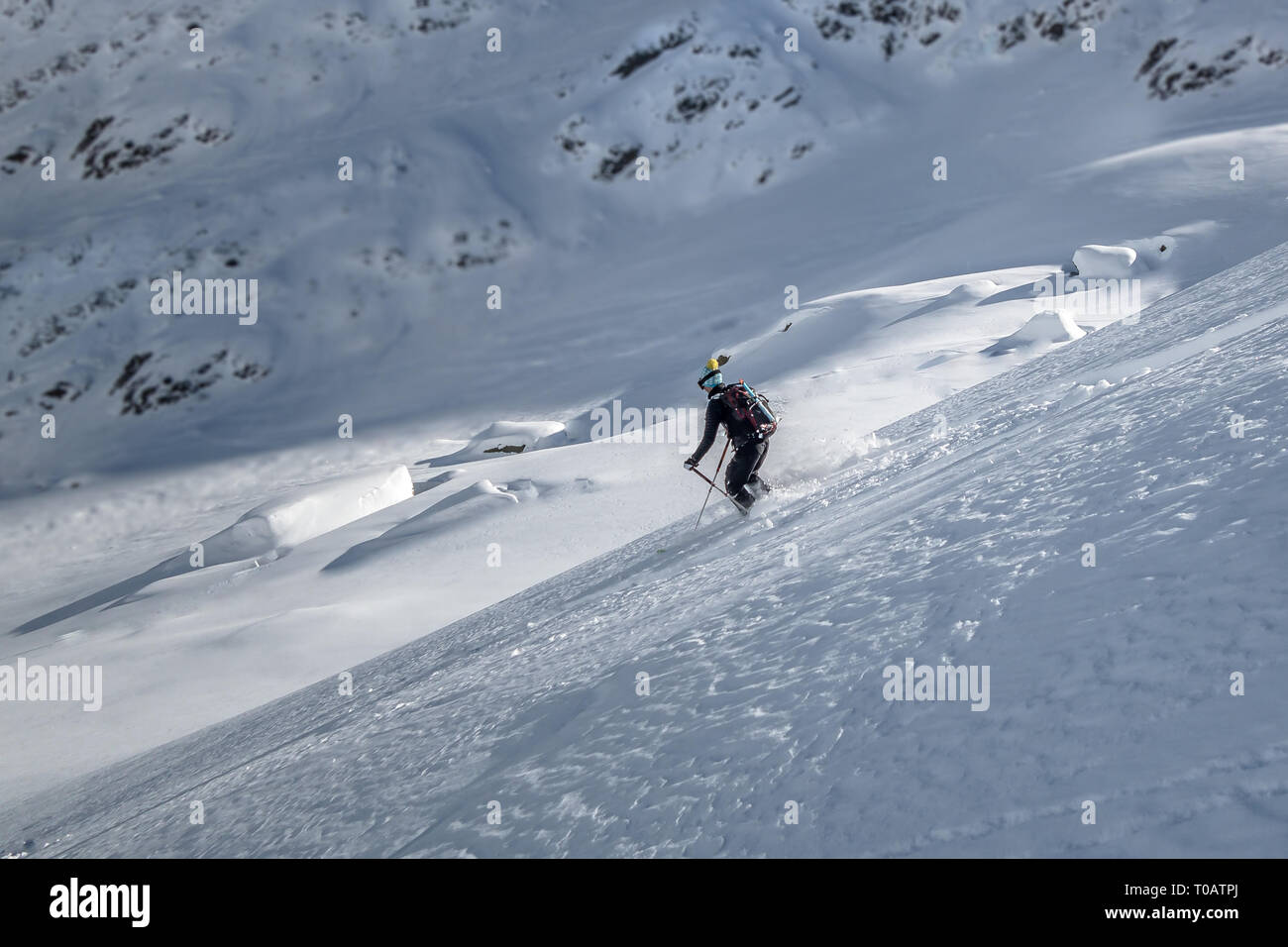 Chamonix, Frankreich - 5. Februar 2019: Eine weibliche freeride Skifahrer absteigend Hang mit frischen Pulverschnee im Vallon de Berard in der Aiguilles Rouges Stockfoto