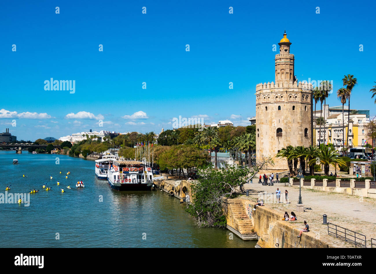 Der Turm aus Gold (Torre del Oro) neben dem Tour boat​ Dock des Guadalquivir in Sevilla Stockfoto