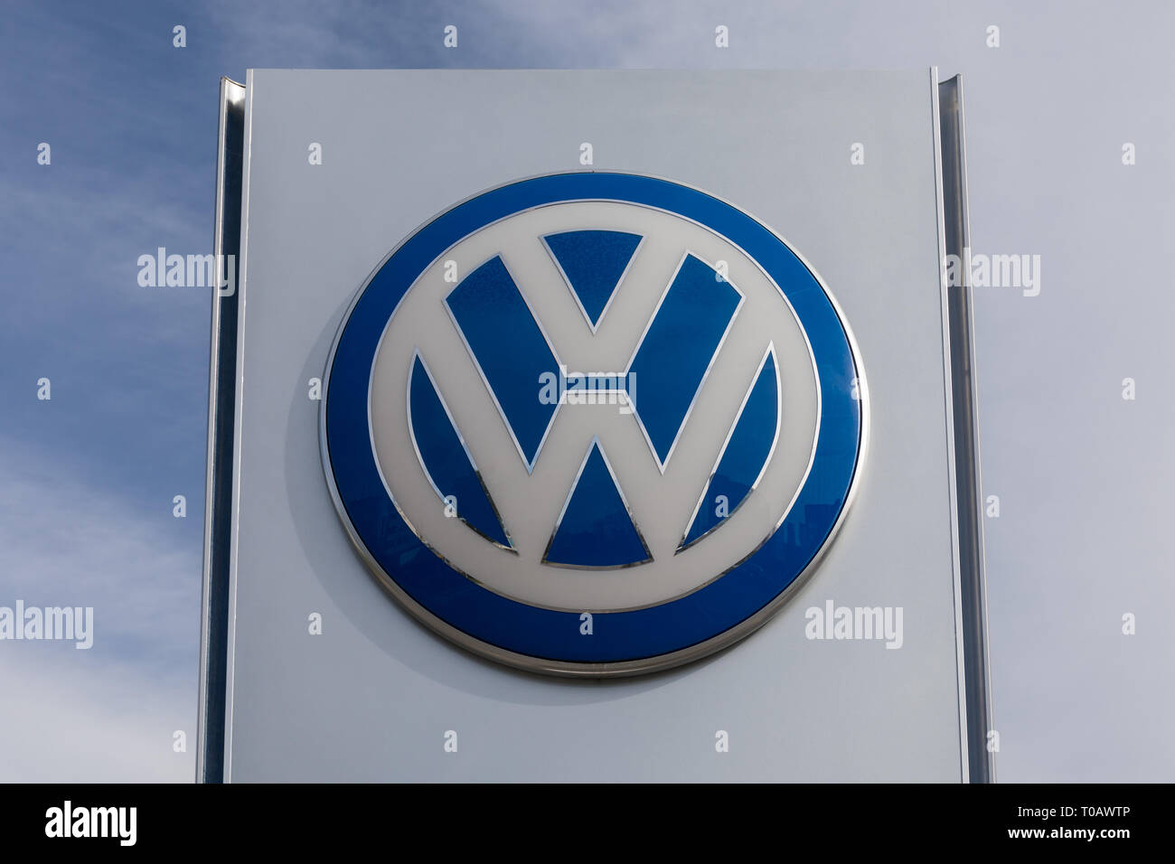 VW Volkswagen Logo das Symbol außerhalb ein Autohaus Stockfoto