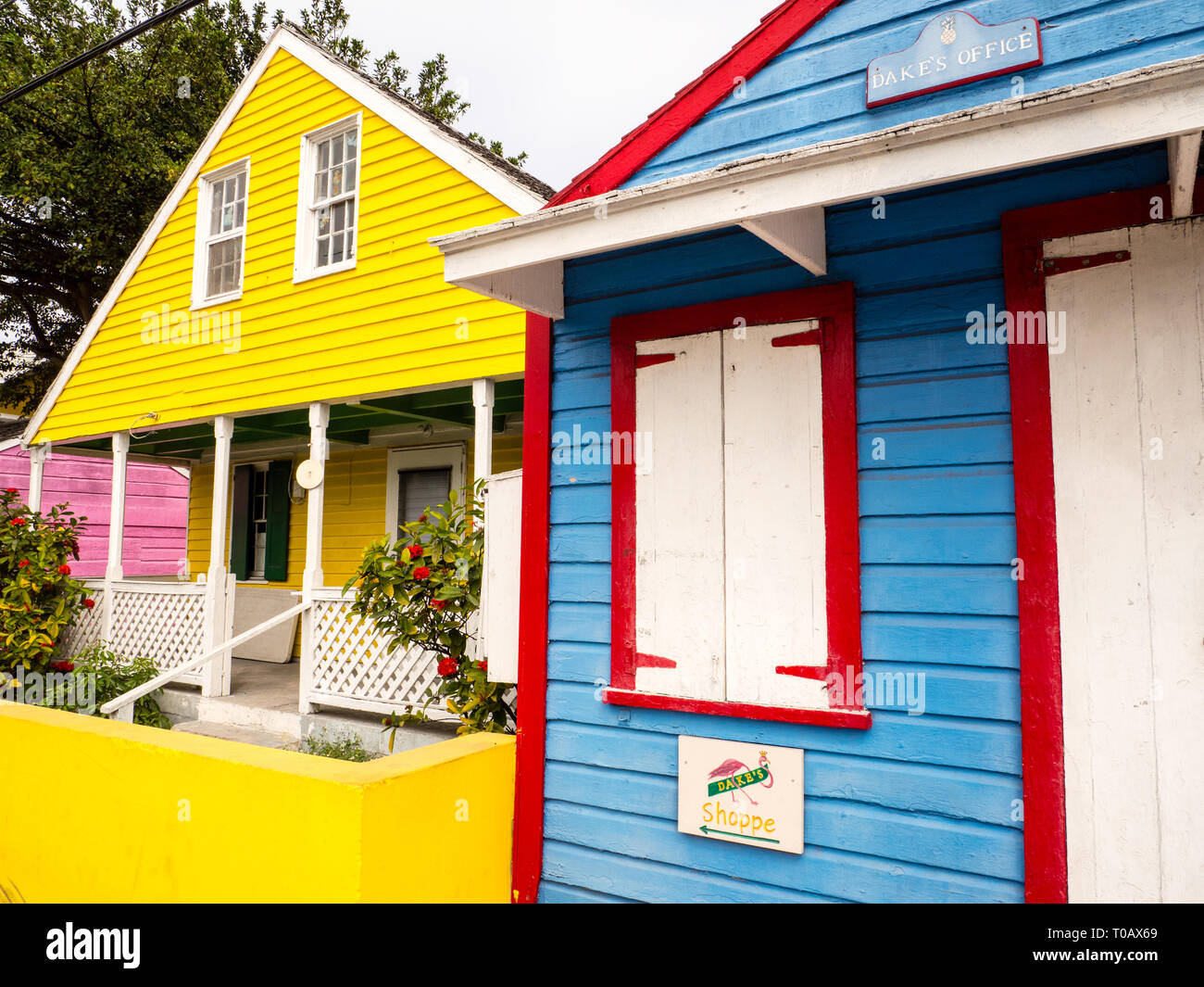 Blau und Gelb verbindlich, Bahamas Häuser, Dunmore Town, Harbour Island, Bahamas, in der Karibik. Stockfoto
