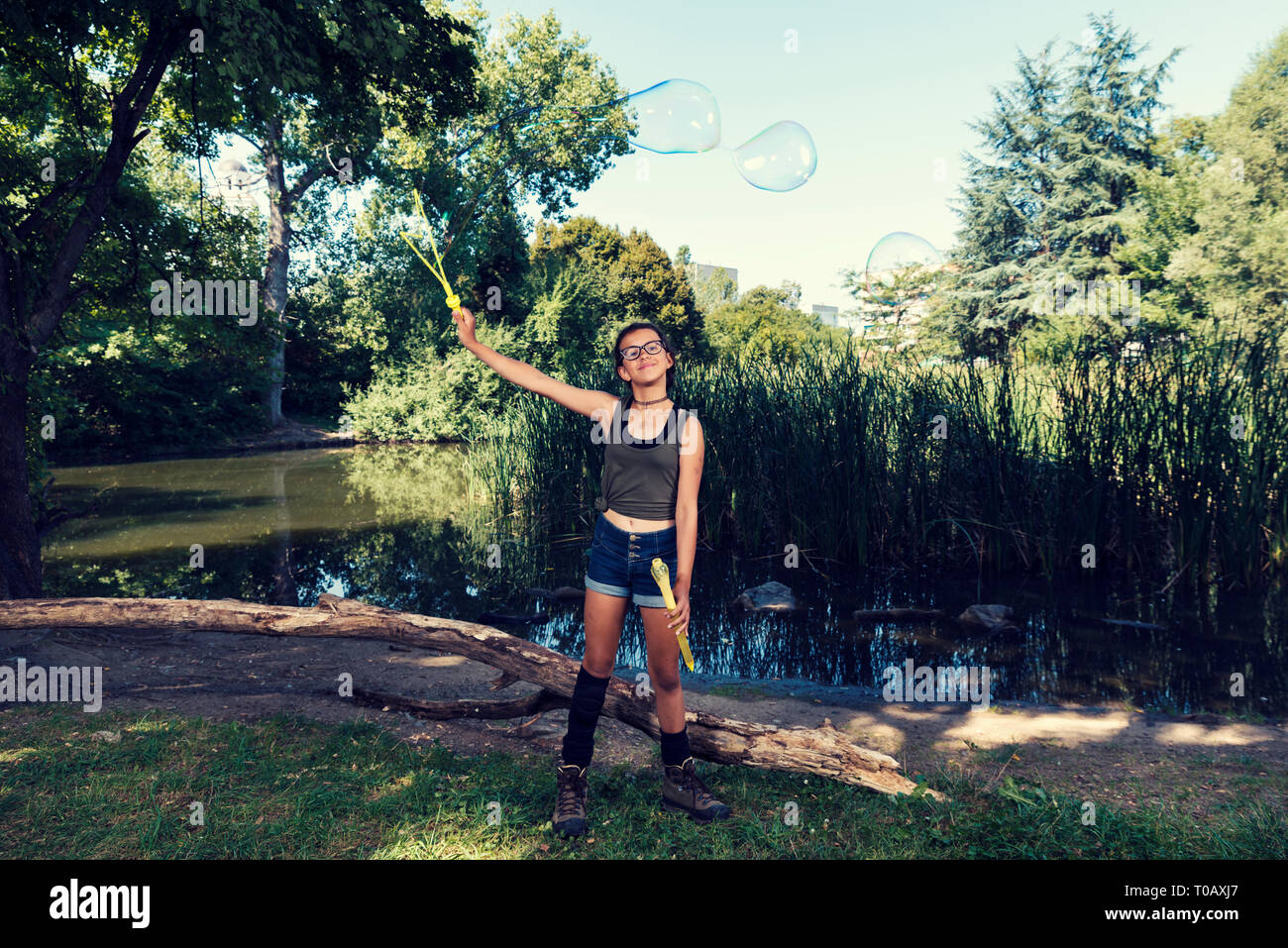 Junge Mädchen spielen mit Seife Ballone in einem Stadtpark Sommer selektiven Fokus Stockfoto