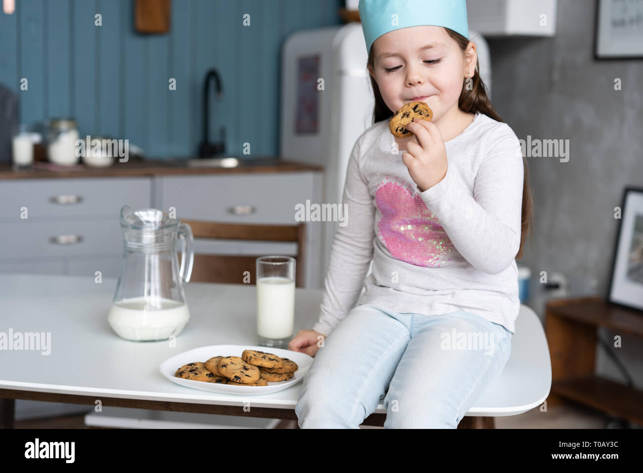 Süße kleine Mädchen, dass ein backblech von Cookies. Stockfoto