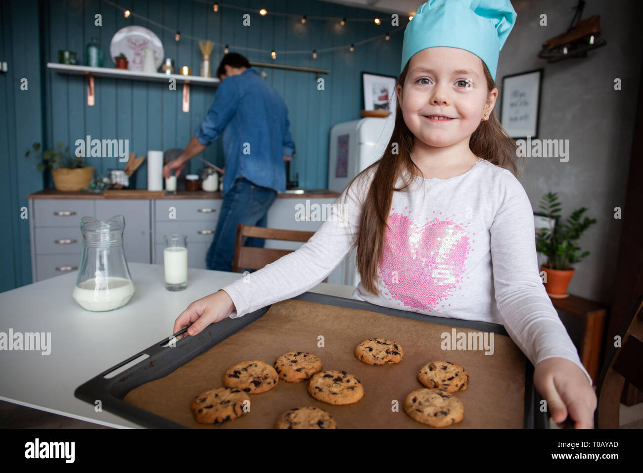 Süße kleine Mädchen, dass ein backblech von Cookies. Stockfoto