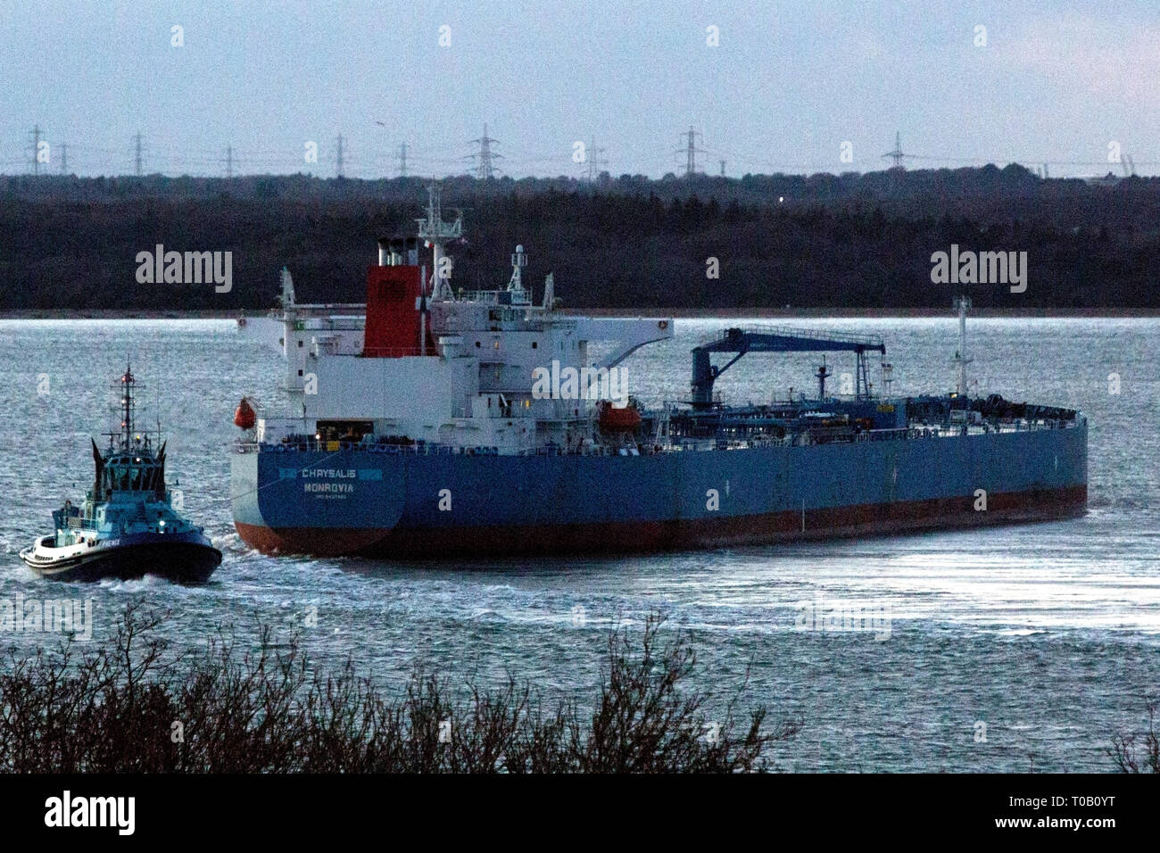 Chrysalis, Monrovia, Öl Tanker, Fawley, Öl, Raffinerie, die Solent, Position, Southampton, Container Terminal, Cowes, Isle of Wight, Hampshire, England, Vereinigtes Königreich, Stockfoto