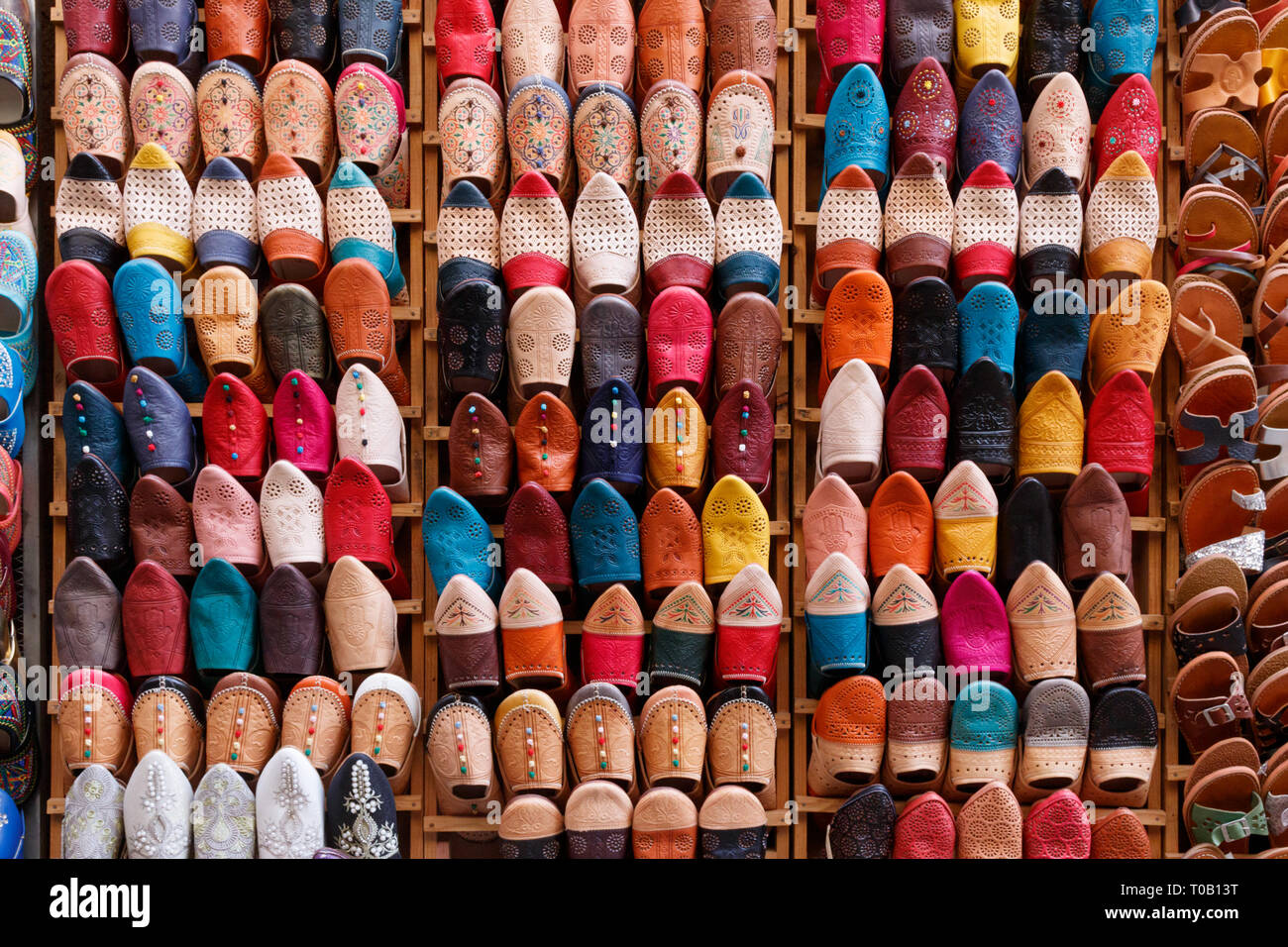 Unzählige bunte Schuhe und Hausschuhe zu einem Souvenirshop in der Medina von Fes, Marokko. Stockfoto