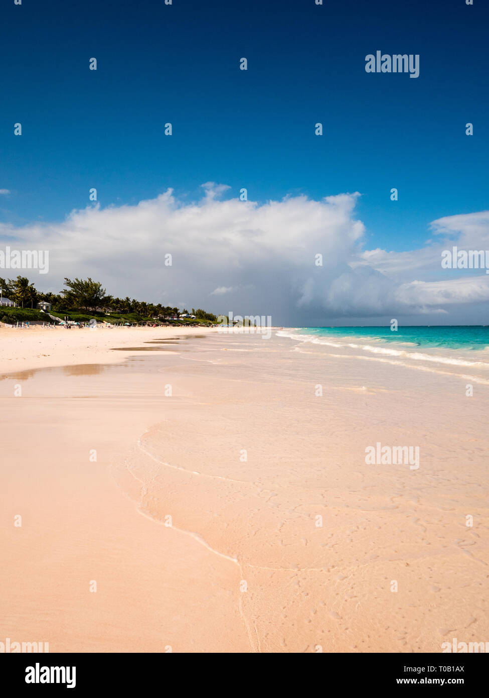 Erstaunlich Sauber, blauen Meer, Pink Sands Beach, Dunmore Town, Harbour Island, Eleuthera, Bahamas, in der Karibik. Stockfoto
