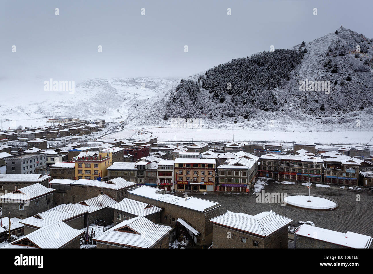 Eine Straße in der chinesischen tibetischen Dorf Tagong Stockfoto