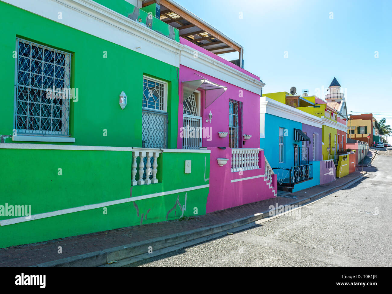 Ein bunter Blick auf die Straße der Malay Quarter von Bo Kaap in Kapstadt mit seiner traditionellen Architektur, Südafrika. Stockfoto