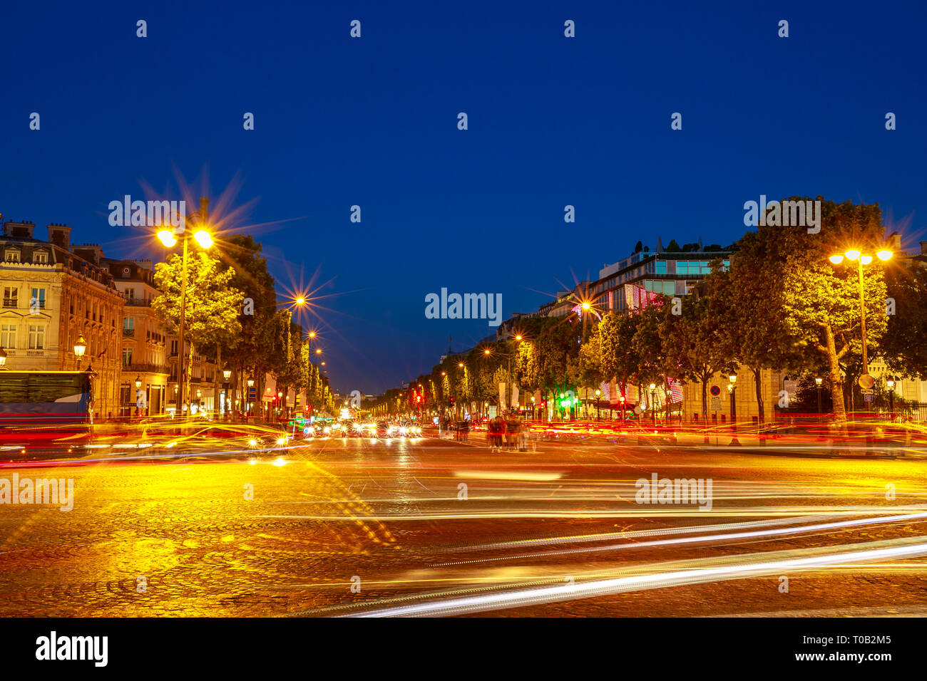 Touristen in der Nacht in der berühmtesten Avenue in Paris Frankreichs, der Champs Elysees, bekannt für Luxus und Einkaufsmöglichkeiten, die beginnt, vom Place de La Stockfoto