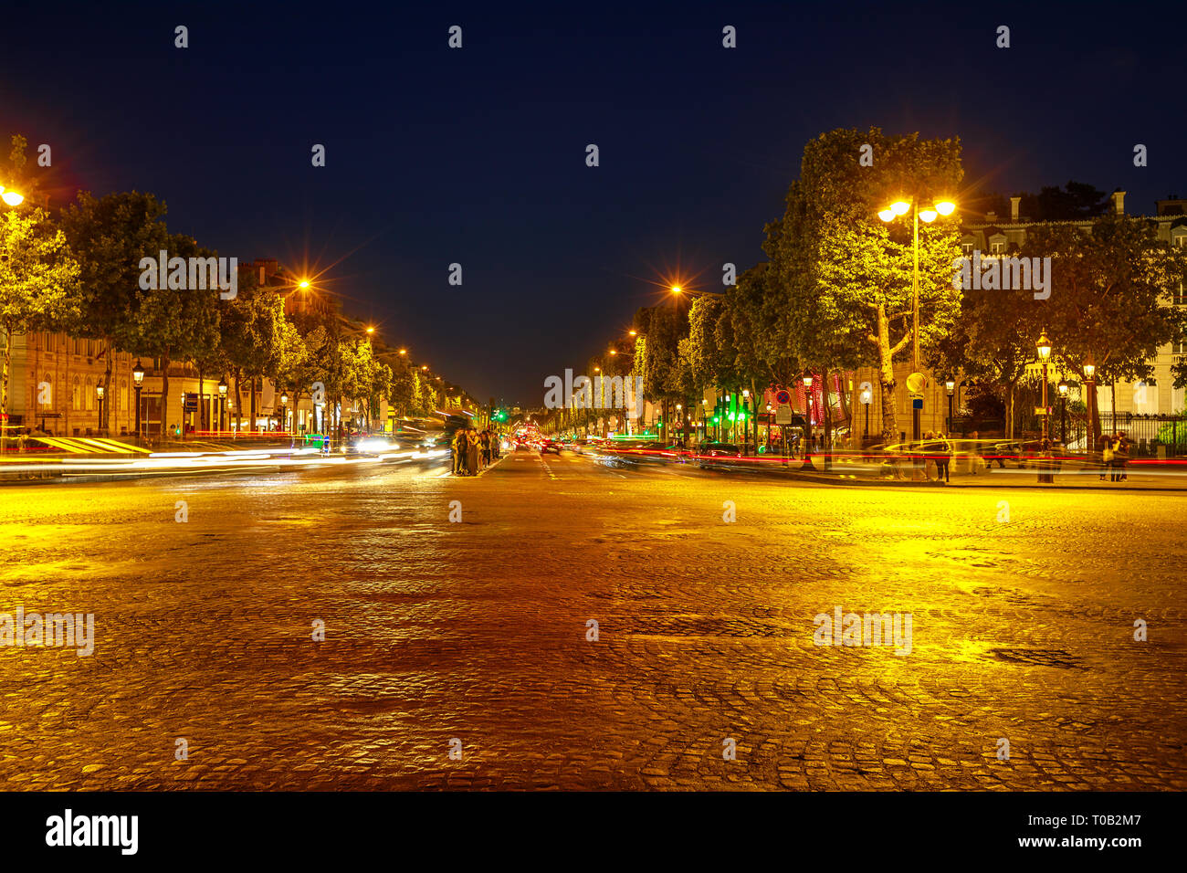 Paris, Frankreich, 2. Juli 2017: In der Nacht Zebrastreifen auf der berühmtesten Avenue in Paris, der Champs Elysees, bekannt für Luxus und Shopping. Menschen Stockfoto
