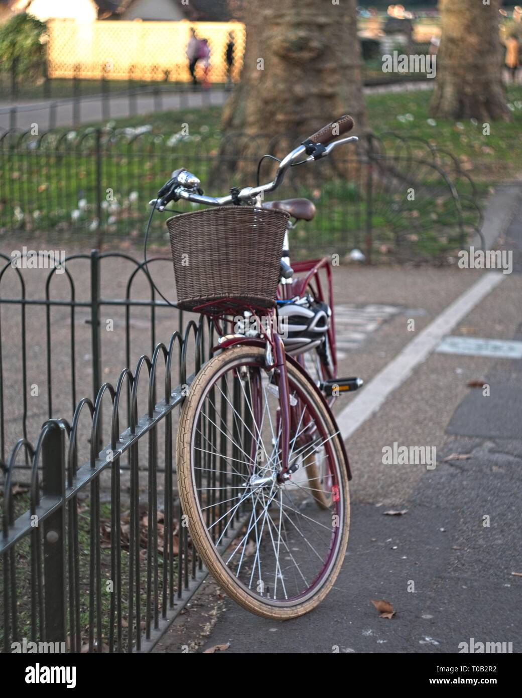 Rotes Retro Fahrrad Stockfotos und -bilder Kaufen - Alamy