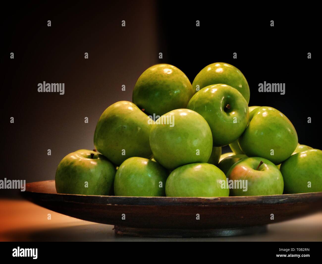 Grüne Äpfel in Woodden Fach auf dunklem Hintergrund Stockfoto