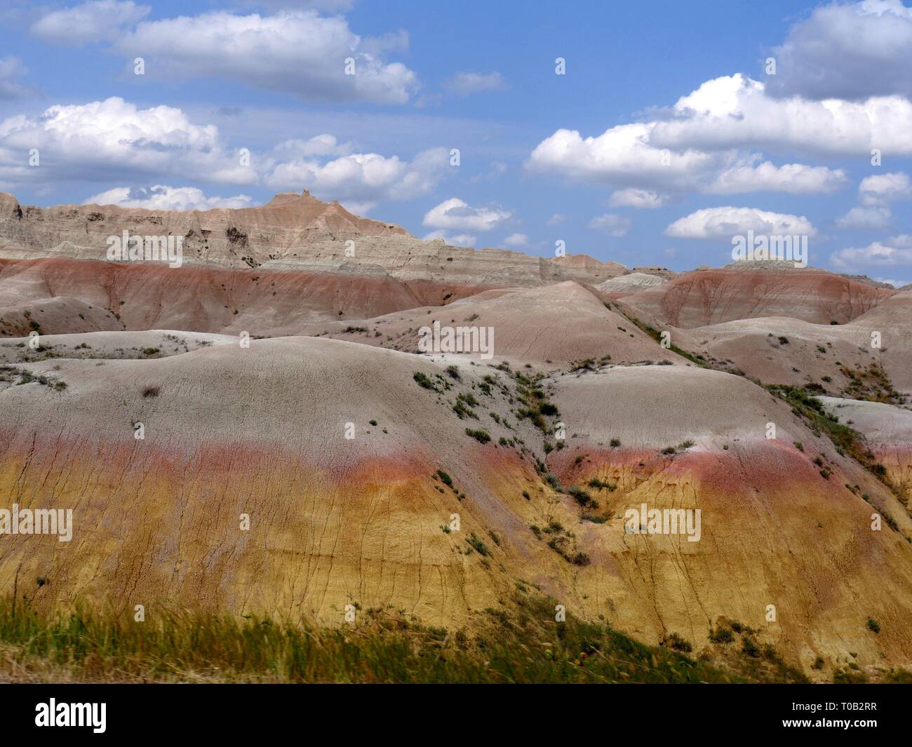 Schöne Mischung der Farben von Felsformationen und blauer Himmel bei Badlands National Park in South Dakota, USA. Stockfoto