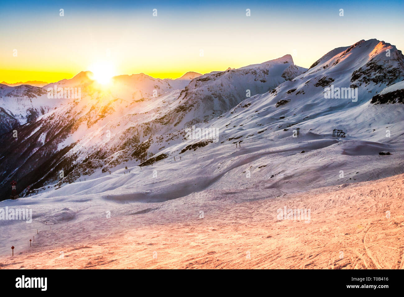Sonnenuntergang hinter dem Österreichischen Alpen Stockfoto