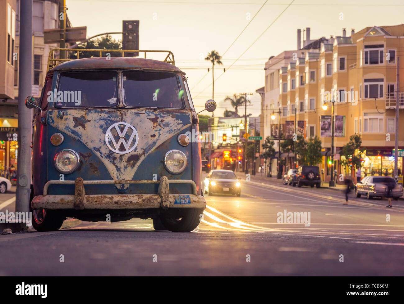 Einen alten VW Wohnmobil auf den Straßen von San Francisco geparkt Stockfoto