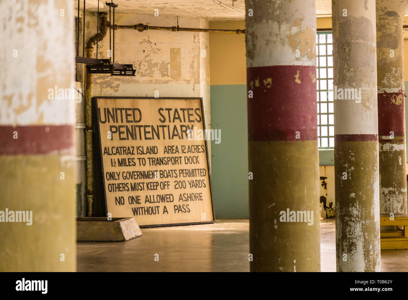 Besuchen Alcatraz, Bild zeigt ein großes Schild jetzt in einer der großen Hallen des Hauptgebäudes untergebracht Stockfoto