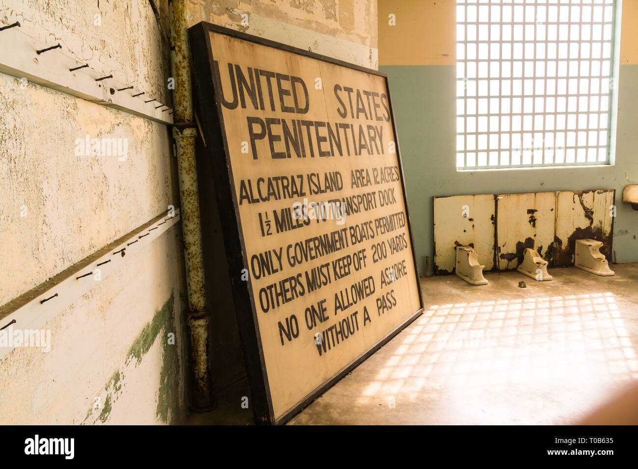 Besuchen Alcatraz, Bild zeigt ein großes Schild jetzt in einer der großen Hallen des Hauptgebäudes untergebracht Stockfoto