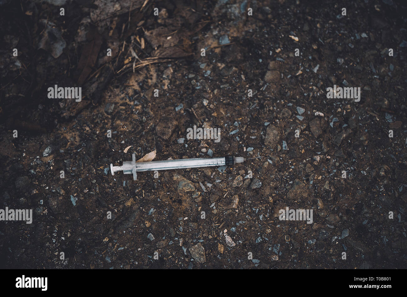 Eine gebrauchte Heroin Spritze fest verschlossen an einer Nebenstraße in einer Stadt. Stockfoto