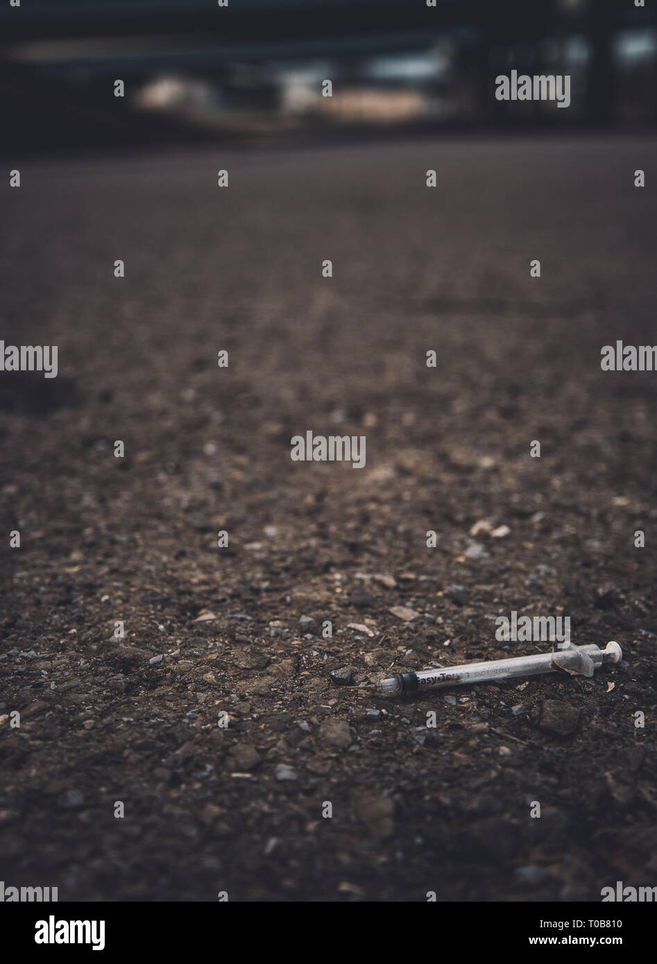 Eine gebrauchte Heroin Spritze fest verschlossen an einer Nebenstraße in einer Stadt. Stockfoto