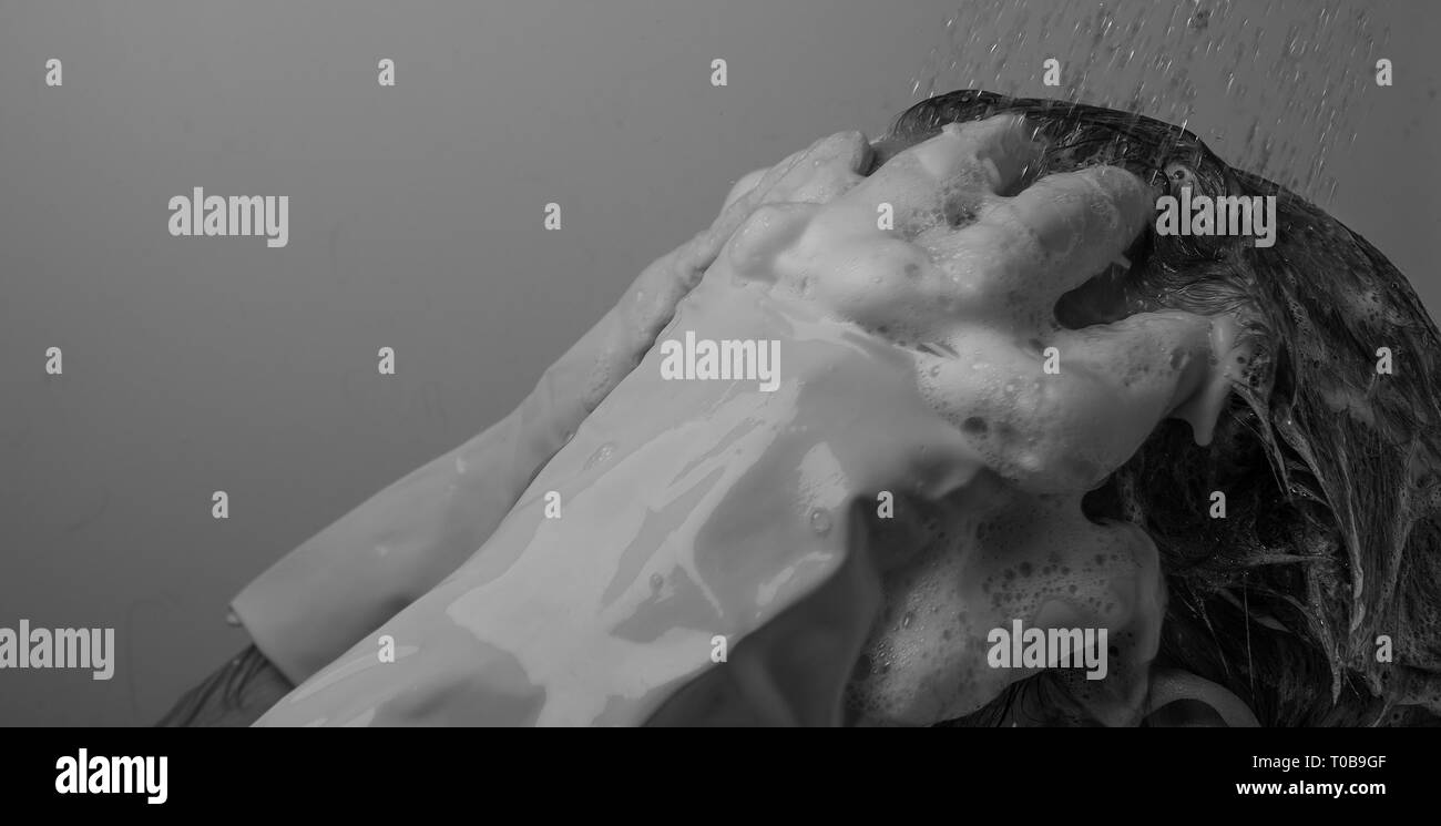 Darstellung von jemanden leiden von OCD und Mysophobia (Germaphobia) waschen ihre Haare beim Tragen von Handschuhen. Stockfoto