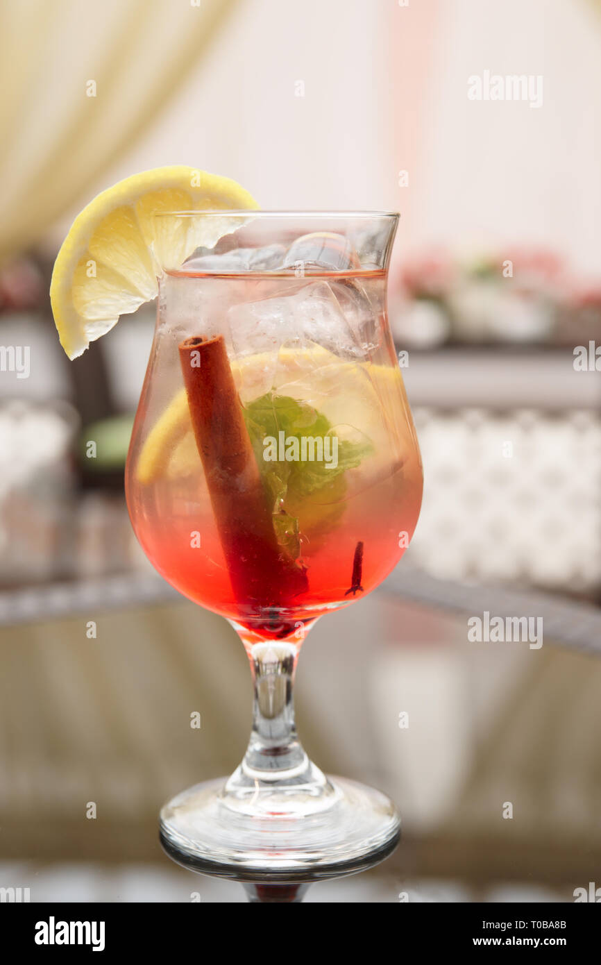 Erfrischende Eistee Cocktail auf Tisch im Restaurant Stockfoto