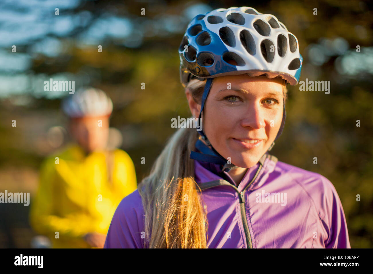 Porträt eines lächelnden jungen Frau trägt einen Helm. Stockfoto