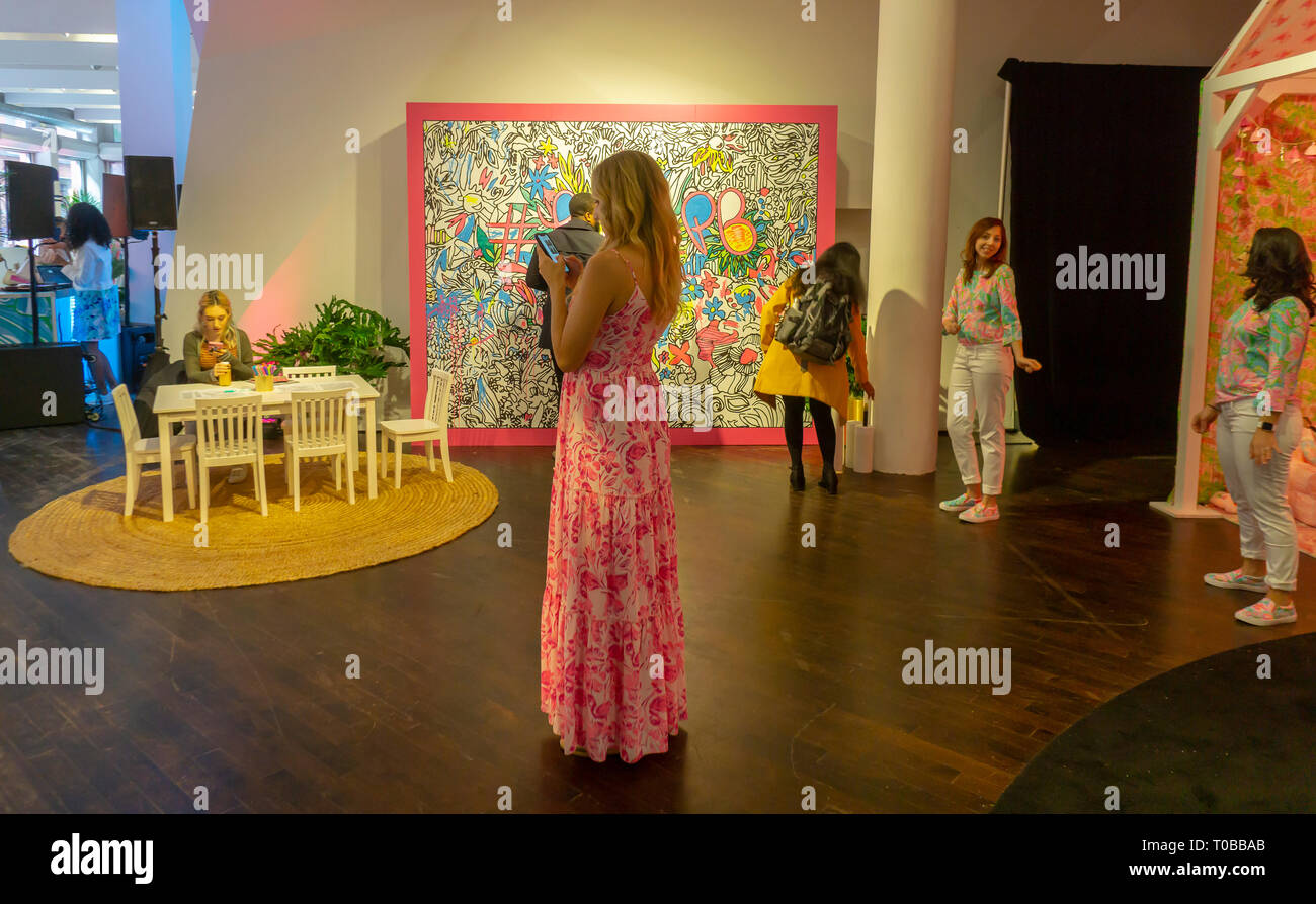 Besucher vermischen sie sich mit Arbeitern in Lilly Pulitzer gekleidet Designs an der Lilly Pulitzer für Pottery Barn Zusammenarbeit pop-up in Soho in New York am Donnerstag, 14. März 2019. Die Zusammenarbeit stellt Lilly Pulitzer Palm Beach style Designs auf iconic Pottery Barn zu Hause waren. Das pop-up ist der "Palm Beach" und dient als Vorschau für die Ware auf den online Verkauf um Mitternacht gehen. (© Richard B. Levine) Stockfoto
