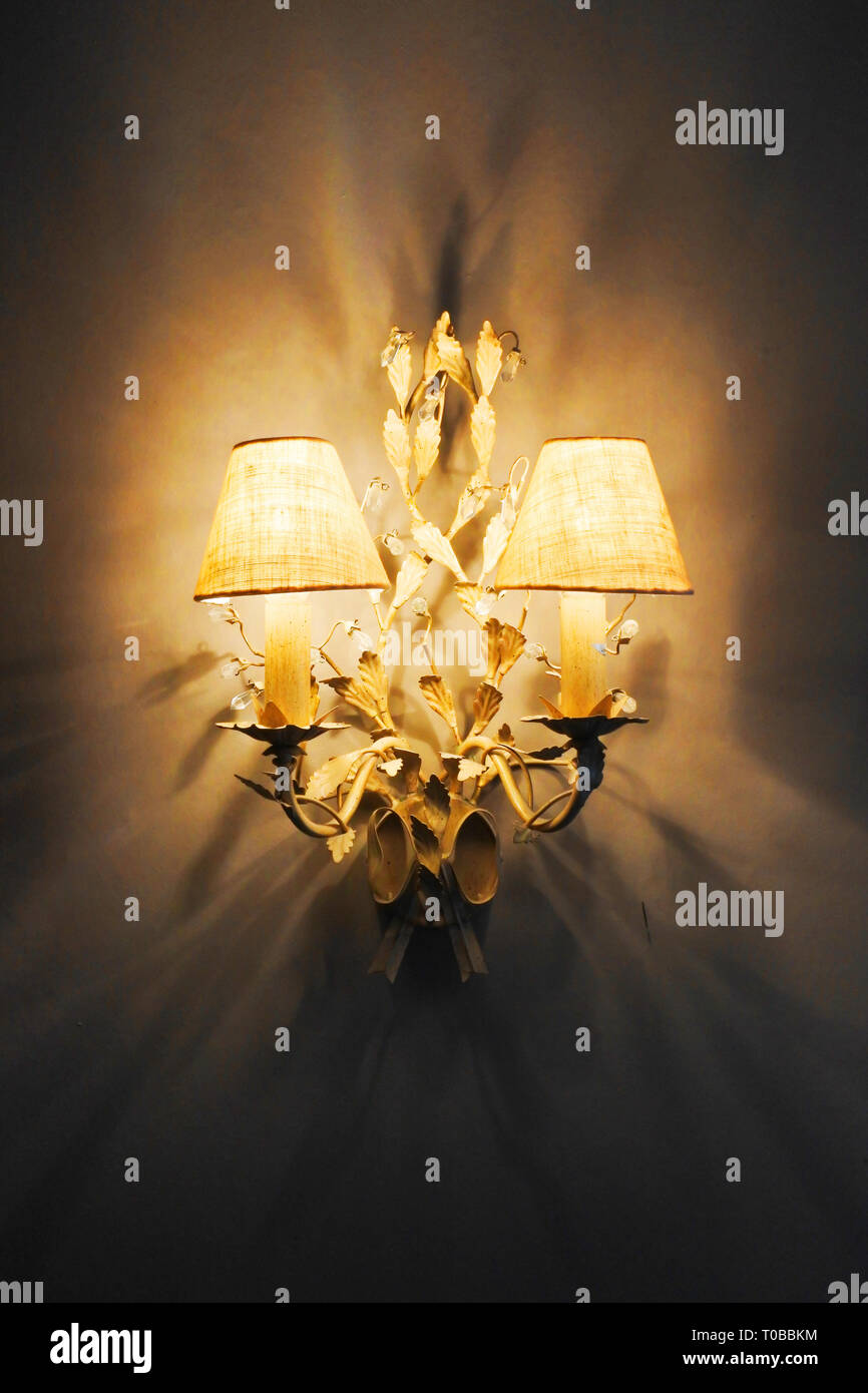 Dekorative Wandleuchten die Herstellung von Moody Schatten - John Gollop Stockfoto