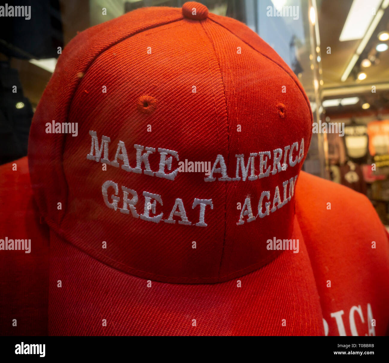 Eine Kappe mit 'Make Amerika wieder einmal Super" (maga) auf ihn im Fenster eines Souvenir shop in New York am Sonntag, den 10. März 2019. (Â© Richard B. Levine) Stockfoto