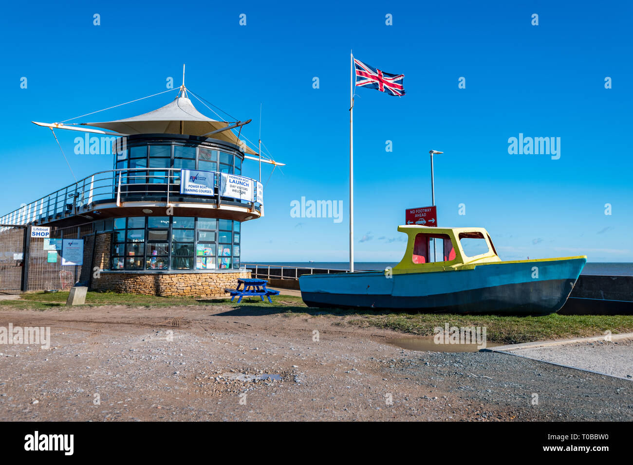 HORNSEA, UK - 17. MÄRZ 2018: hornsea Inshore Lifeboat Rescue Gebäude entlang der Strandpromenade - East Yorkshire, Großbritannien Stockfoto