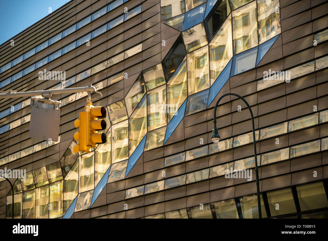 Detail der Universität Zentrum Gebäude der New School für Social Research in Greenwich Village ist am Sonntag, März 17, 2019 gesehen. Das 16-stöckige, multifunktionale Gebäude beherbergt die Klassenzimmer, ein Auditorium und einen Schlafsaal. Es wurde von Roger Duffy von Skidmore, Owings & Merrill entworfen. (© Richard B. Levine) Stockfoto