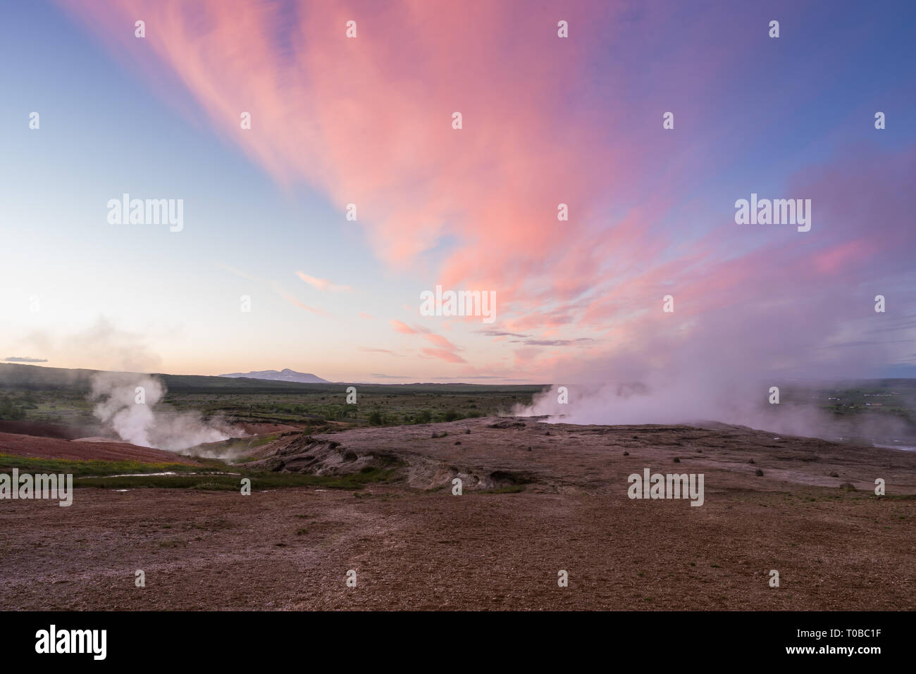 Roter Ton mit Rissen im Tal der Geysire. Überraschende Landschaft von Island Stockfoto