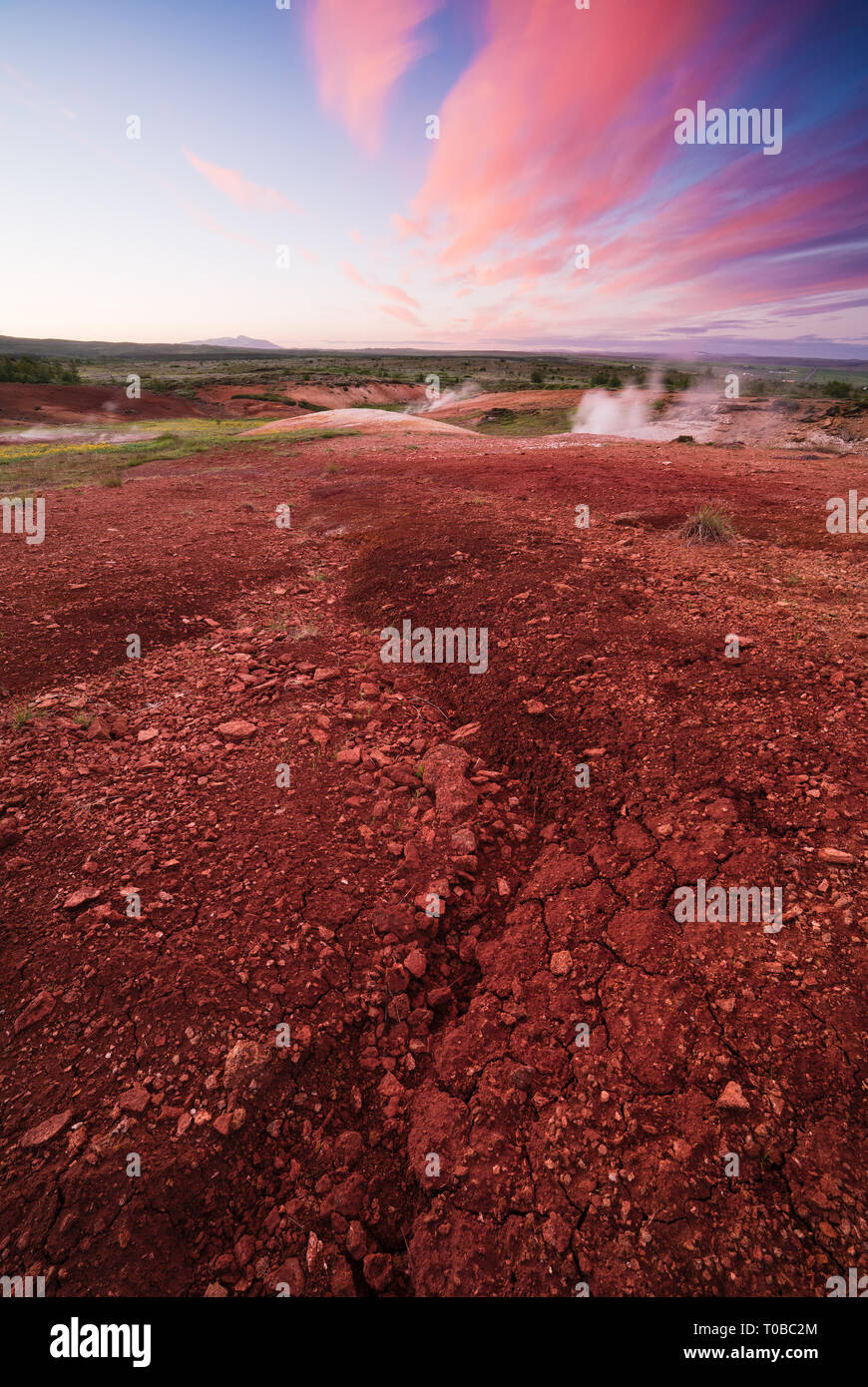 Roter Ton mit Rissen im Tal der Geysire. Überraschende Landschaft von Island Stockfoto