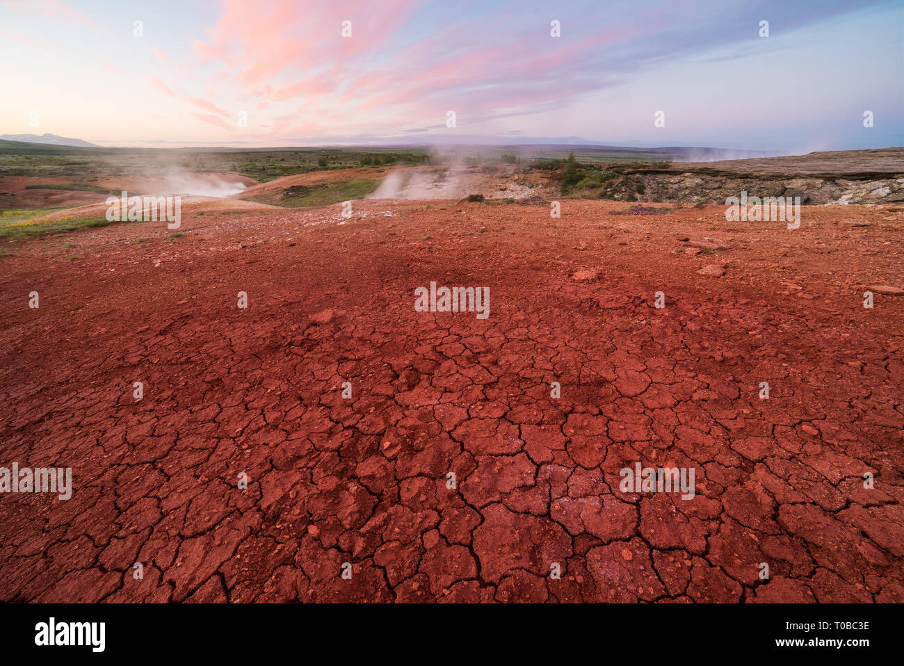 Roter Ton mit Rissen im Tal der Geysire. Überraschende Landschaft von Island Stockfoto