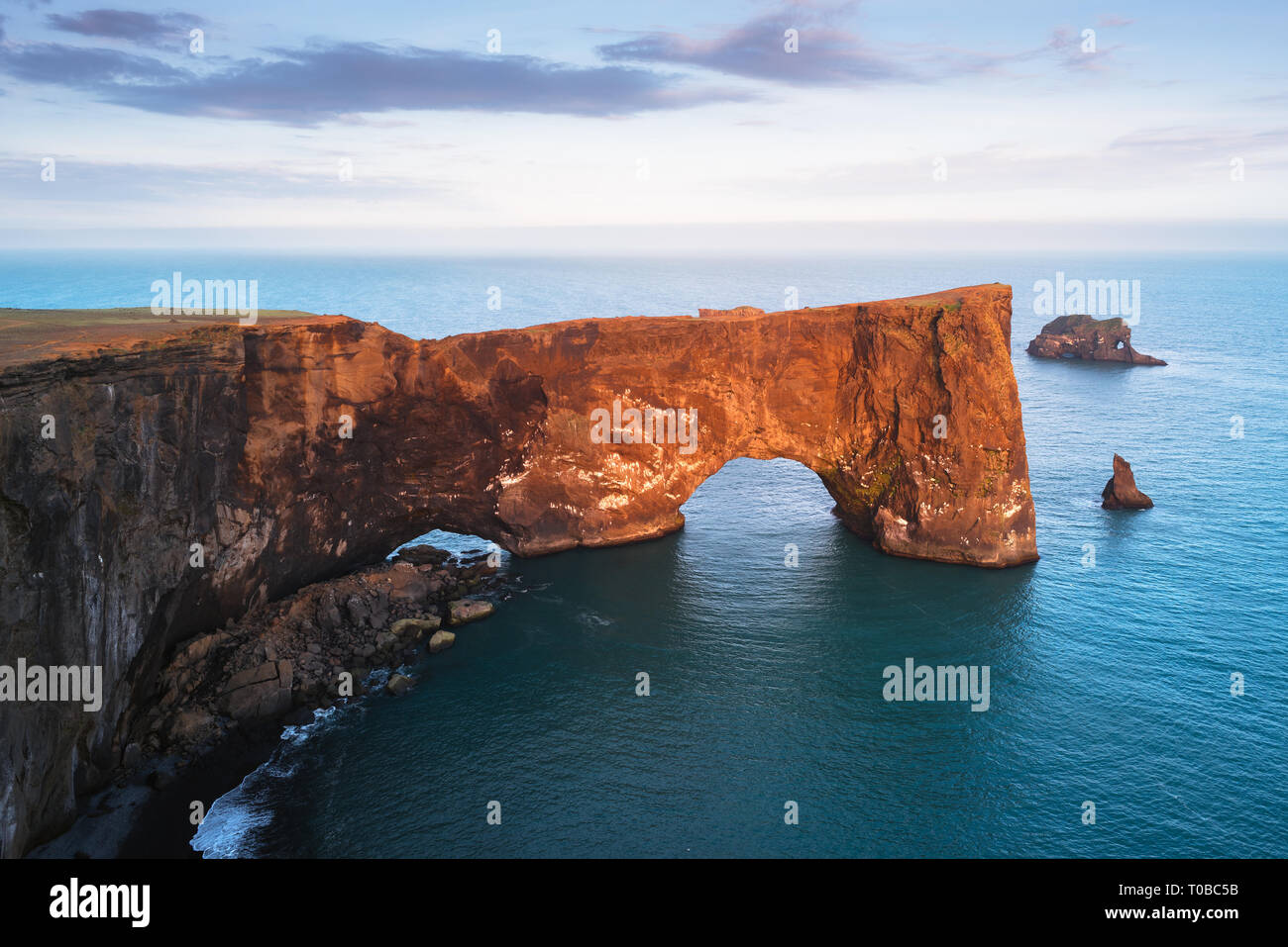 Schönen Sommer Landschaft mit felsigen Kap und das Meer. Südküste Islands. Mit Blick auf die Halbinsel Dyrholaey, nicht weit vom Dorf Vík. Kunst Prozesssignalen Stockfoto