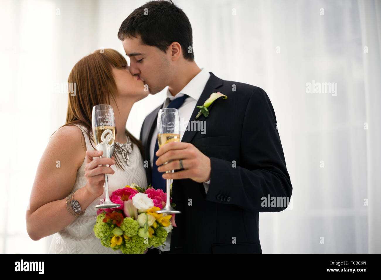 Braut und Bräutigam Küssen an der Hochzeit. Stockfoto
