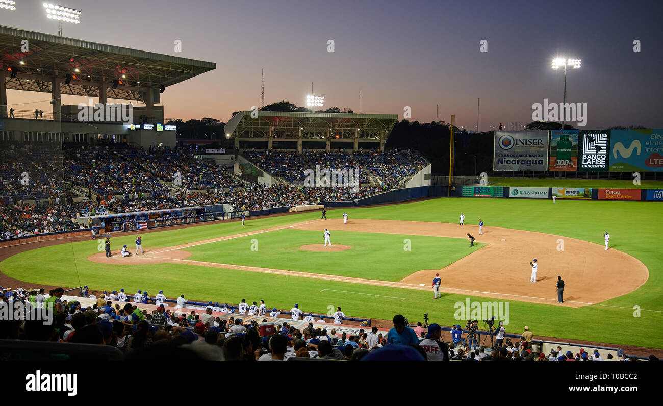 Managua, Nicaragua - März 18, 2019: Baseball Spiel zwischen Nicaragua und Puerto Rico in Mittelamerika Stadion Managua Stockfoto