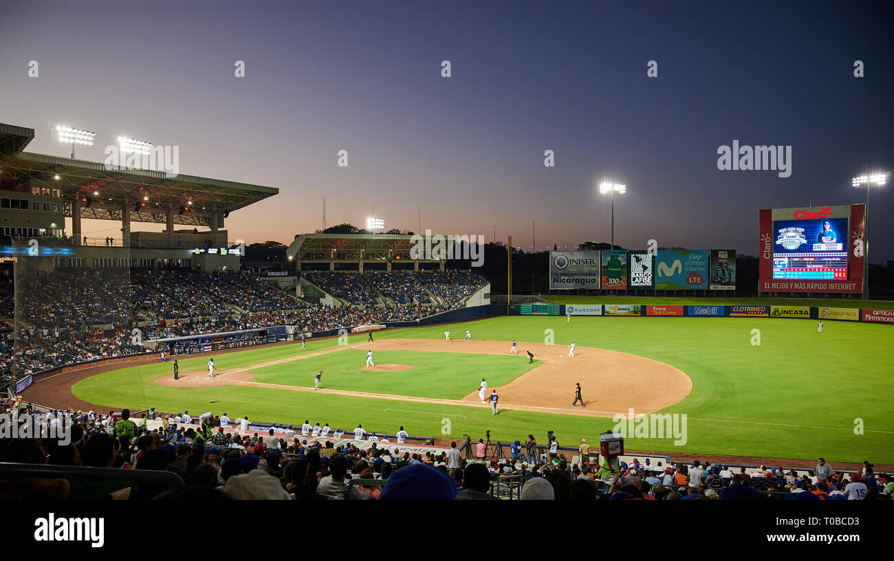 Managua, Nicaragua - März 18, 2019: Baseball Spiel zwischen Nicaragua und Puerto Rico in Mittelamerika Stadion Stockfoto